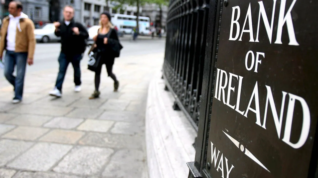 Vor der „Bank of Ireland“ in Dublin