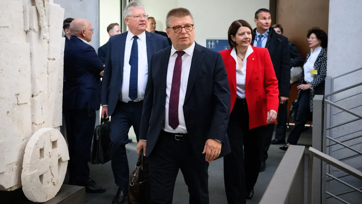 Bruno Kahl, Präsident des Bundesnachrichtendiensts, Thomas Haldenwang, Präsident des Bundesamts für Verfassungsschutz, und Martina Rosenberg, Präsidentin des Militärischen Abschirmdiensts, am Montag im Bundestag in Berlin.