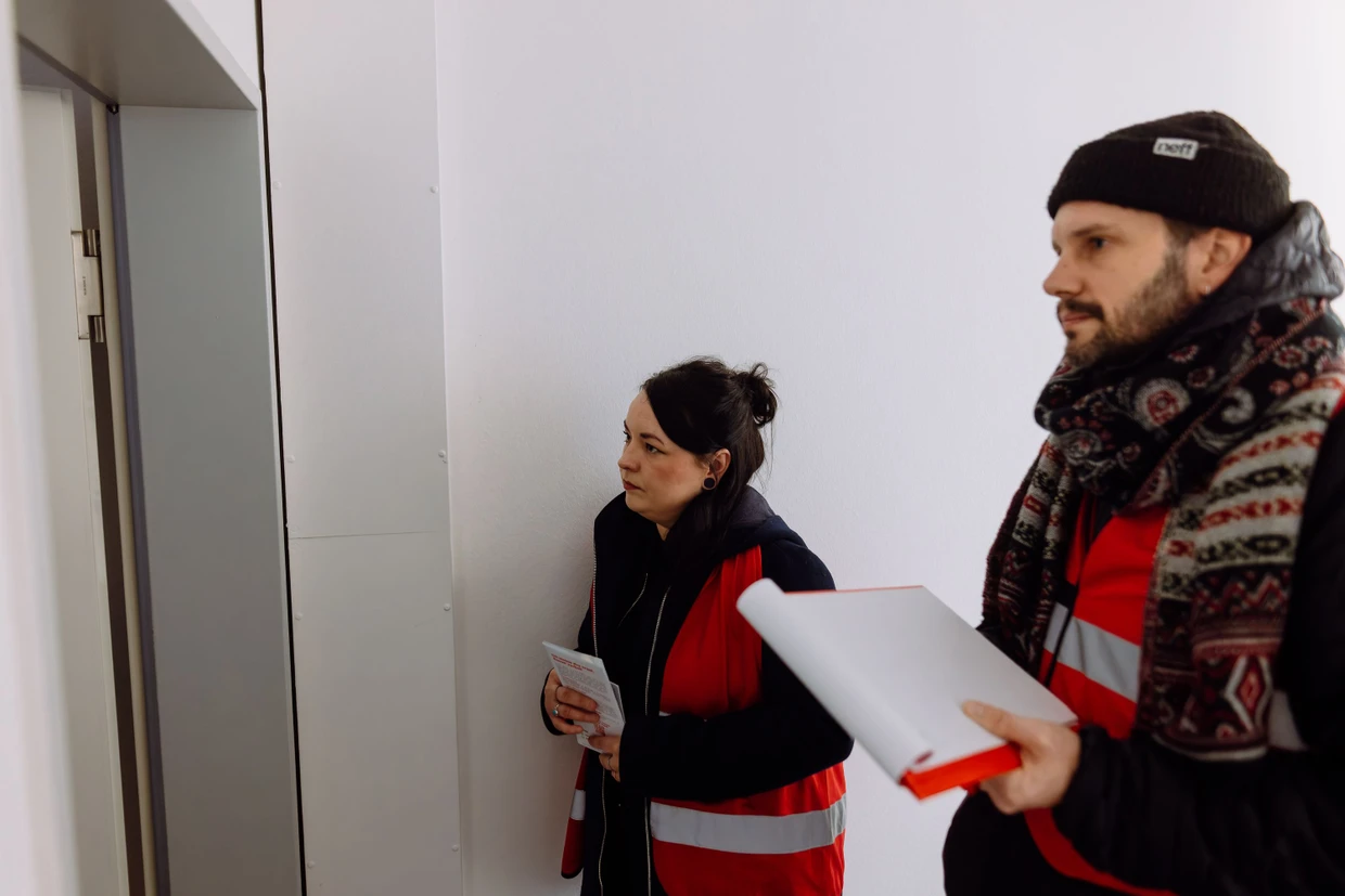 Sarah Schnitzler (Linke) und ein Mitstreiter im Haustürwahlkampf in Freiburg