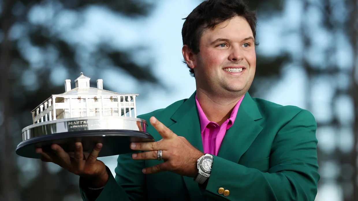 Im traditionellen grünen Jackett des Siegers: Patrick Reed mit dem Pokal in Augusta.