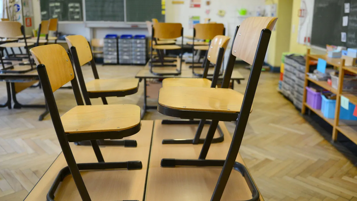 In der KGS Niederrad bleiben die Schulbänke vorerst leer - zu wenige Eltern hatten ihre Kinder an der Schule angemeldet. (Symbolbild)