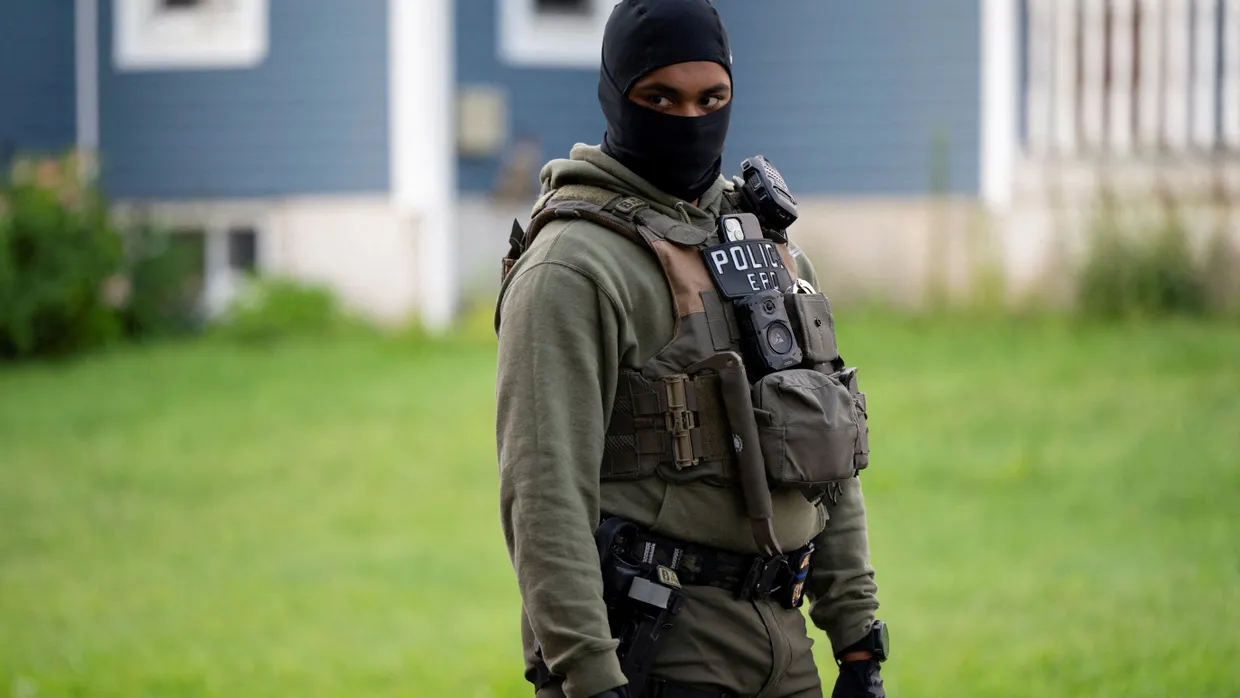 Ein ICE-Mitarbeiter ist vergangenen Sommer im US-Bundesstaat Connecticut im EInsatz.