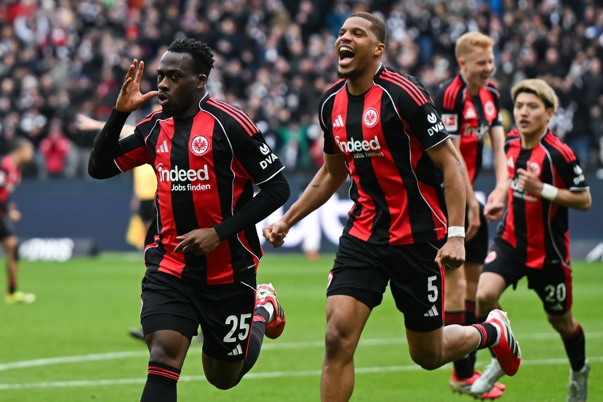 Arnaud Kalimuendo (l.) erlöst die  Frankfurter mit seinem Tor