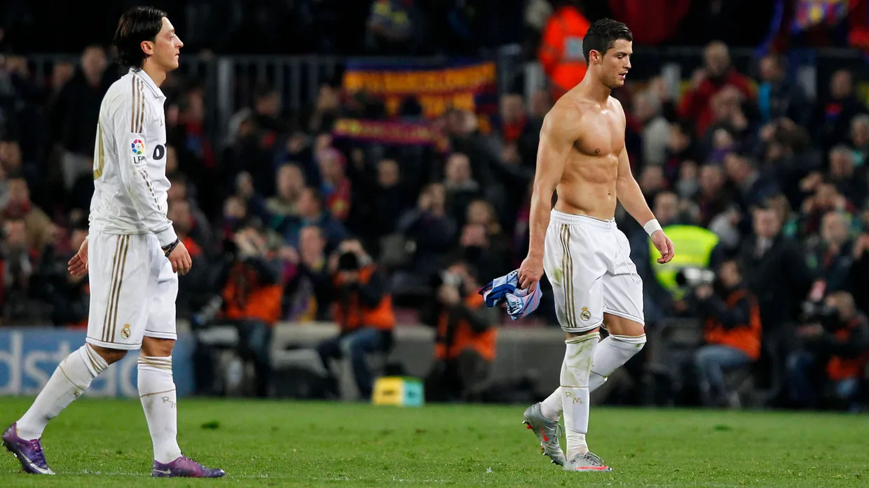 Gut gespielt, aber wieder an Barcelona gescheitert: Özil und Ronaldo (r.)