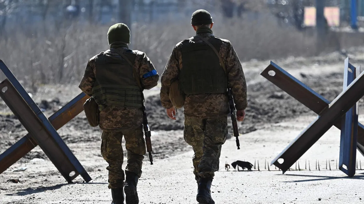 Ukrainische Soldaten laufen an der Frontlinie nahe Kiew (20. März 2022)