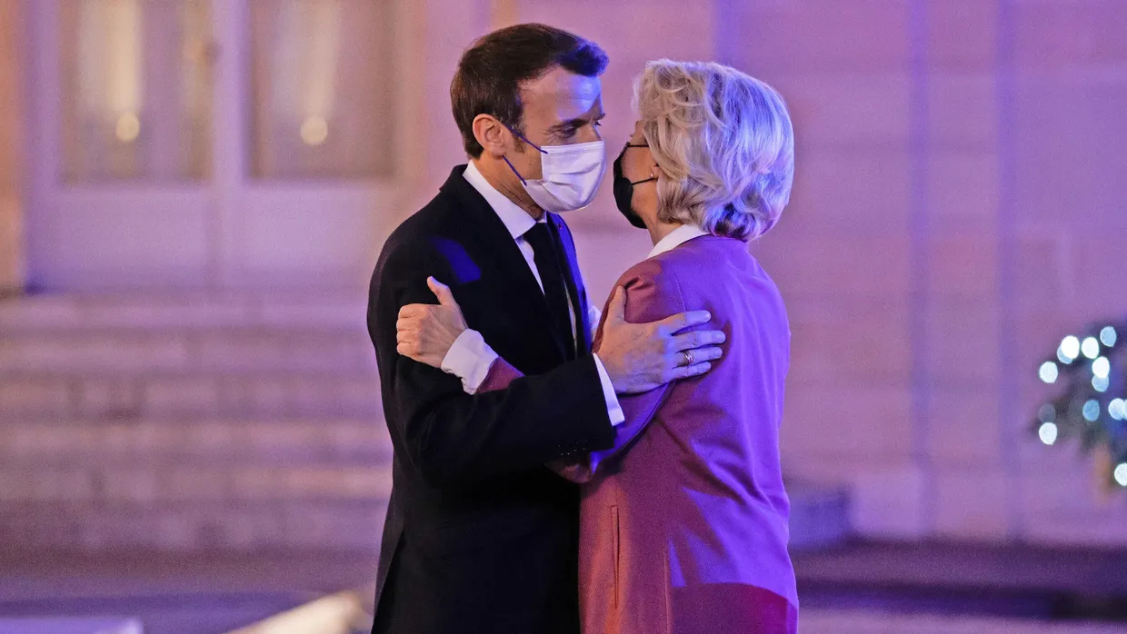 Einander fest im Griff: Emmanuel Macron empfängt Ursula von der Leyen am Donnerstag in Paris.