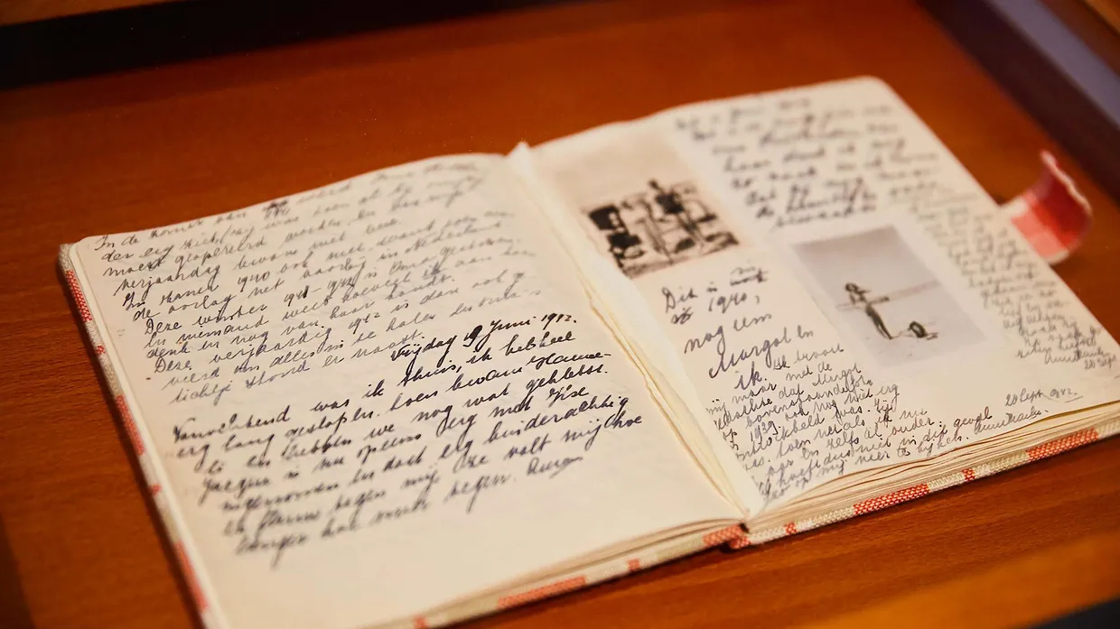Das einzige dreidimensionale Objekt in der digitalen Schau der Anne-Frank-Ausstellung ist eine Kopie ihres Tagebuchs.