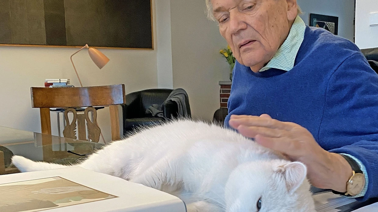 Der Dichter mit Katze, fotografiert im Februar in seiner Berliner Wohnung