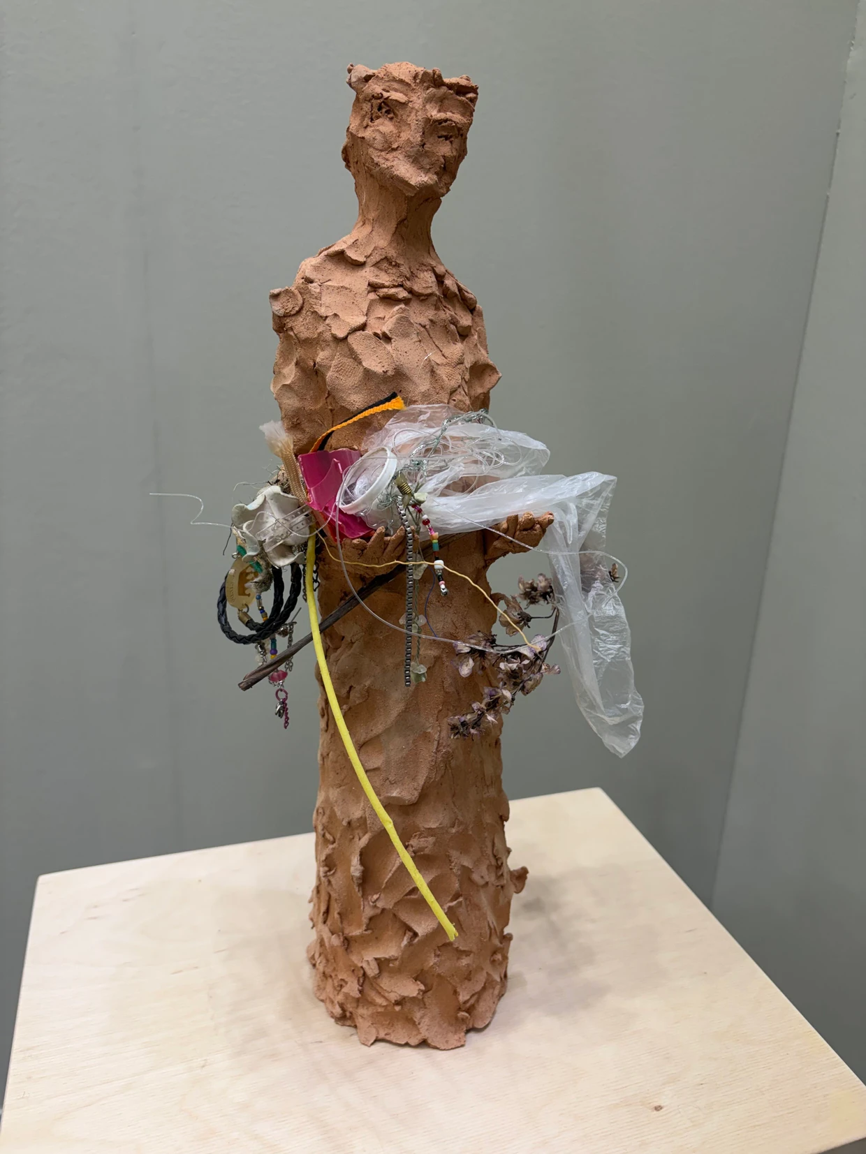 Von der Künstlerin, die den Pavillon Italiens auf der Venedig-Biennale gestaltet: Chiara Camoni, „Demone della Terra 01“, 2006, bei Andrew Creps