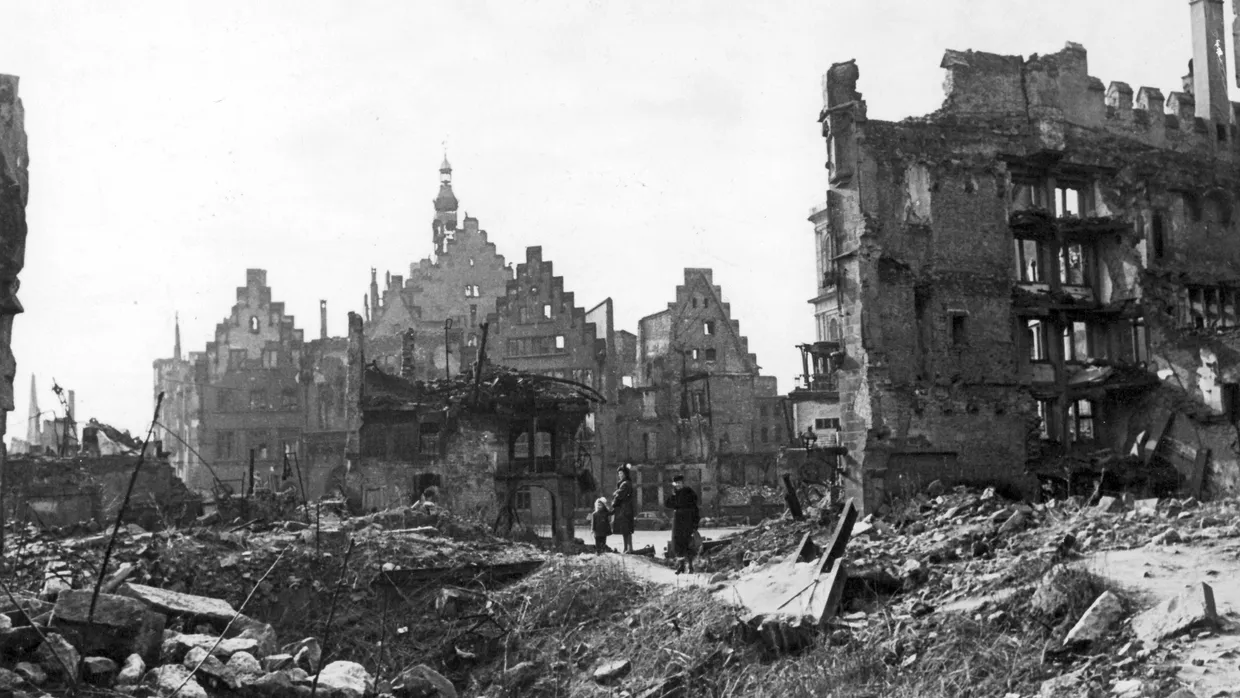 Zerstörtes Frankfurt: Der verwüstete Römerberg, aufgenommen 1945.