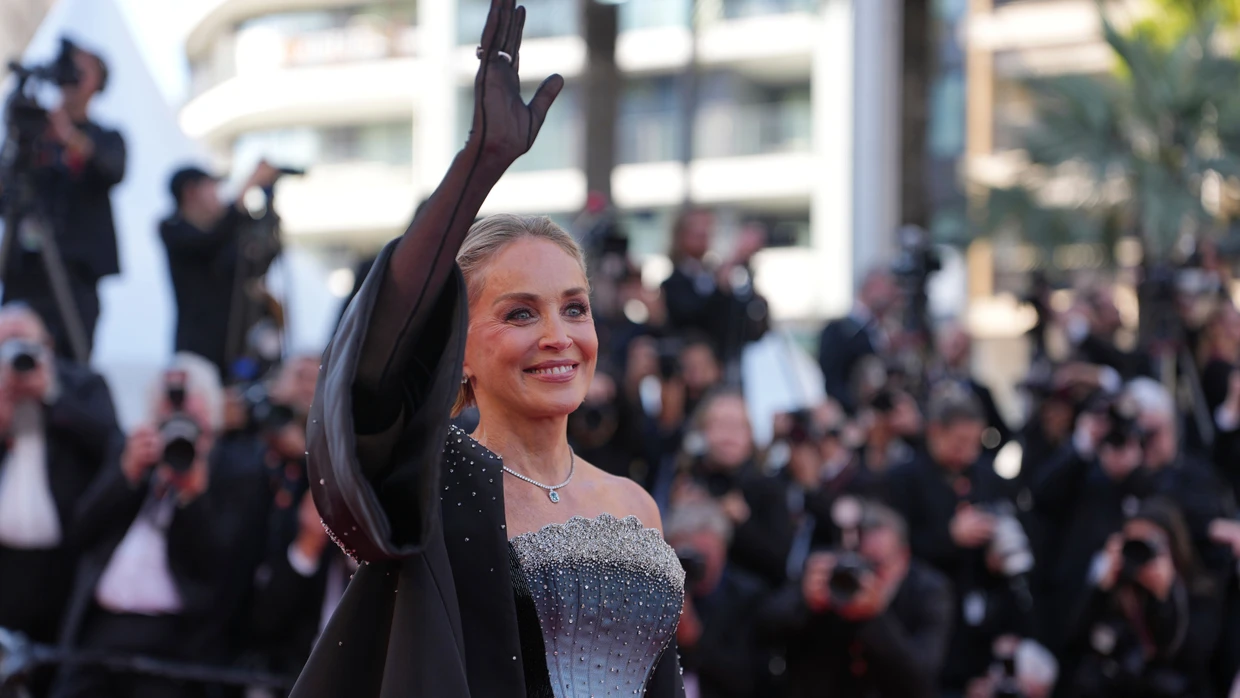 Sharon Stone posiert für Fotografen bei den Filmfestspielen in Cannes.