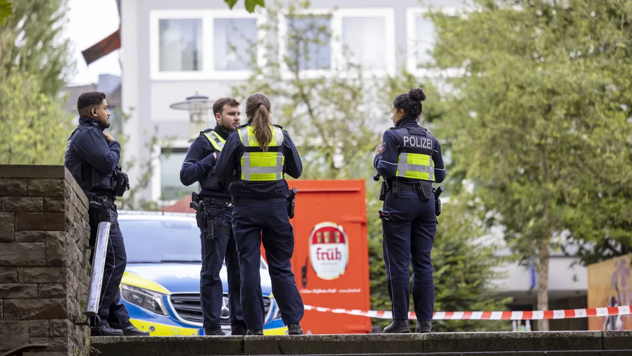 Beamte der Polizei am Sonntagmorgen in der Solinger Innenstadt