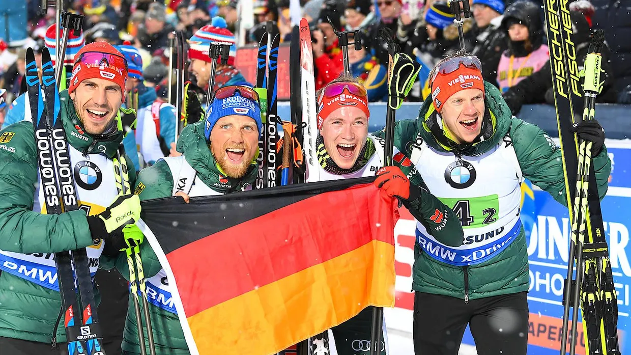 Silber für „Tyskland“, wie der Schwede sagt: Arnd Peiffer (v.l.n.r.), Erik Lesser, Benedikt Doll und Roman Rees jubeln in Östersund mit der Fahne.