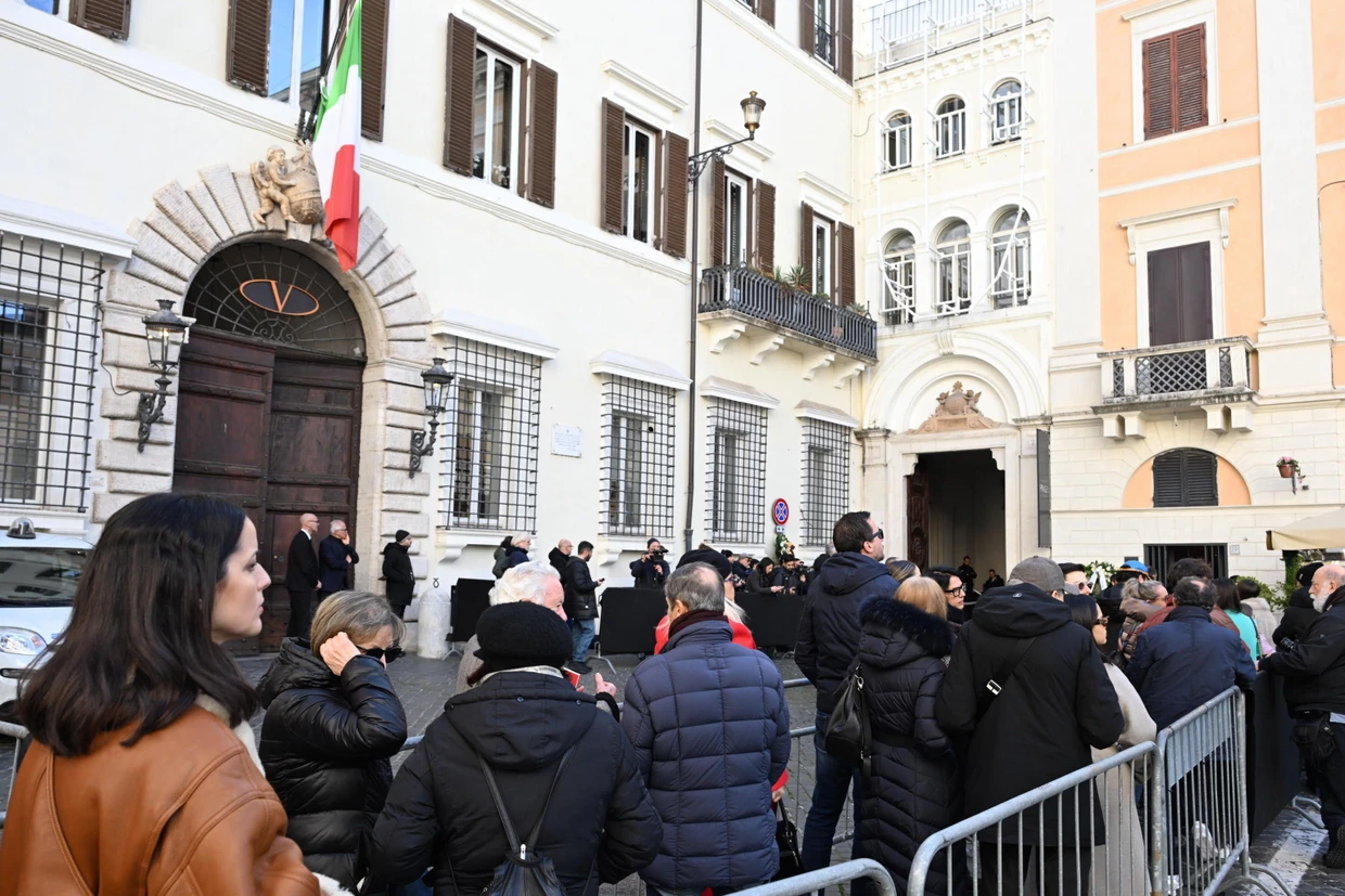 Andrang in der Innenstadt: Viele Menschen kommen zur Piazza Mignanelli.