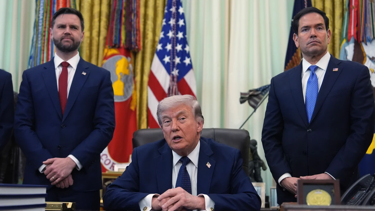 US-Präsident Donald Trump spricht, während Außenminister Marco Rubio und Vizepräsident JD Vance im Oval Office im Weißen Haus zuhören.