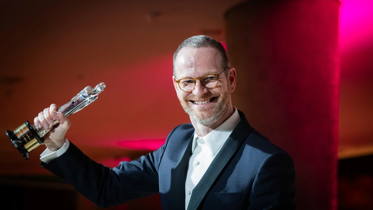 The Norwegian director Joachim Trier with the trophy for the best European feature film