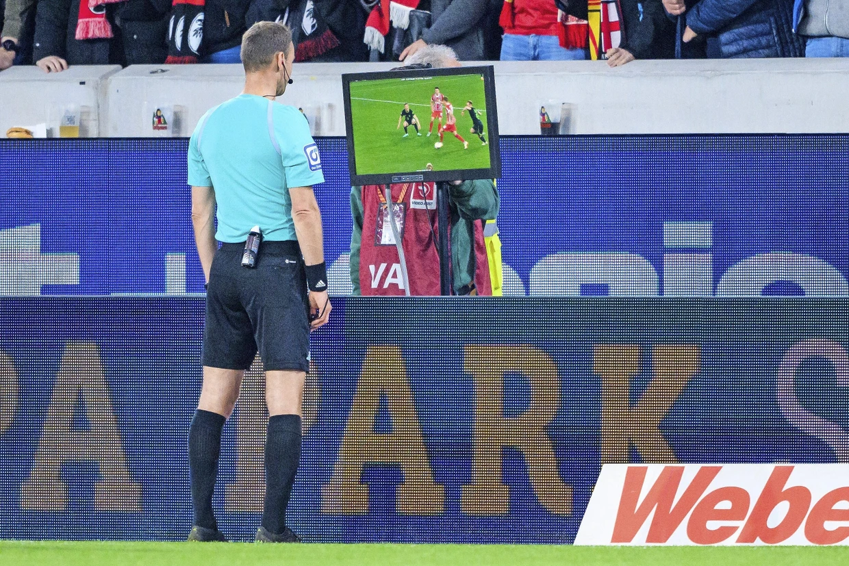 Konstellation unterbricht Situation: Das dritte Tor für den SC Freiburg wird gestrichen.