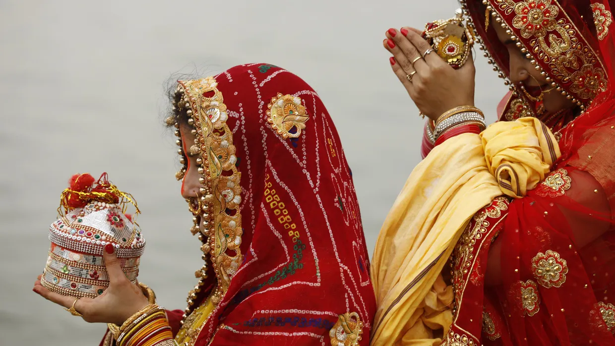 Bräute in Indien bei einem hinduistischen Hochzeitsritual (Symbolbild)