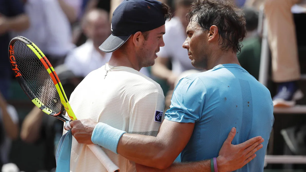 Respekt für den Neuen: Rafael Nadal (rechts) nimmt Maximilian Marterer zum Abschied in den Arm.