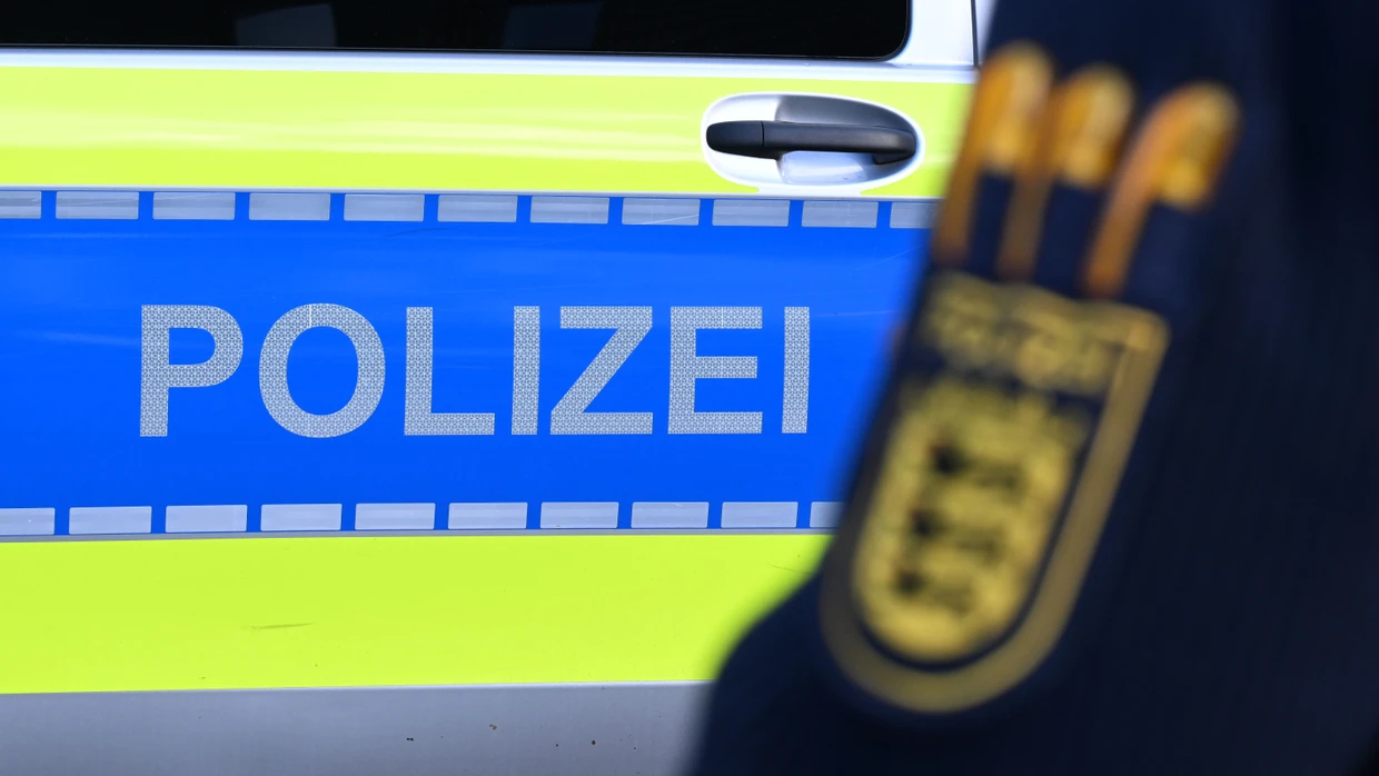 Das Logo der baden-württembergischen Polizei auf der Dienstkleidung eines Polizisten.