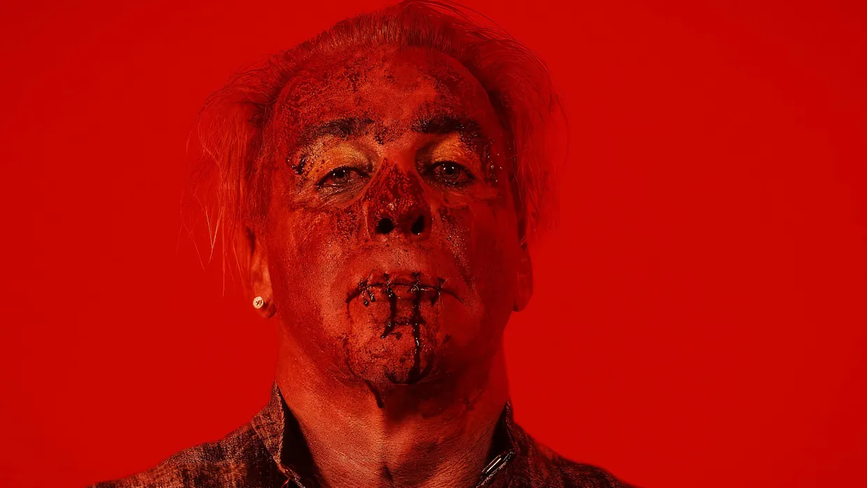 Und die Vögel singen nicht mehr: Till Lindemann ließ sich für das Video seines neuen Songs „Zunge“ offenbar den Mund zunähen.