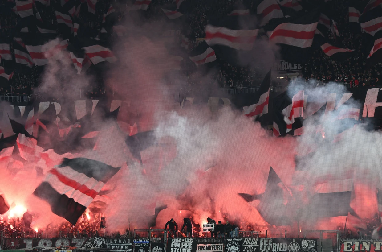 Stadion im Nebel: Pyrotechnik gehört schon lange zur Ultras-Folklore.
