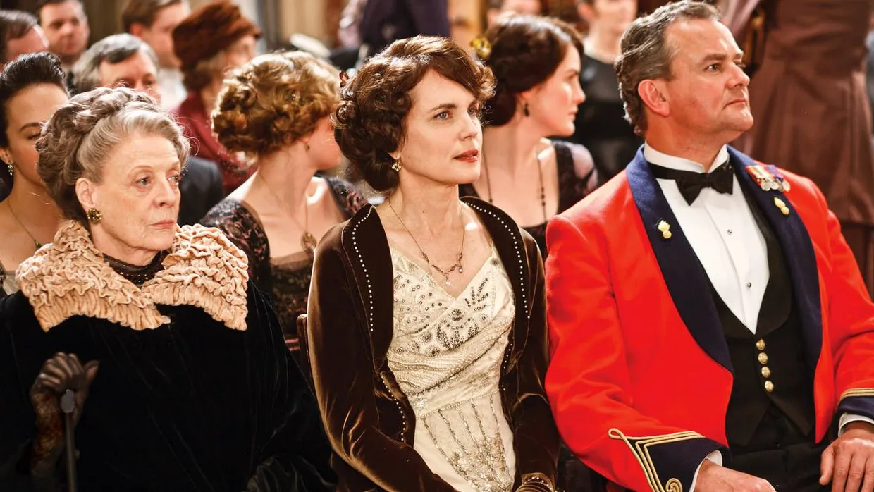 Die Herrschaft in der britischen Kultserie „Downton Abbey“ (erste Reihe von links): Gräfinwitwe Violet Crawley, Gräfin Cora Crawley und Seine Lordschaft Robert Crawley, Graf von Grantham.