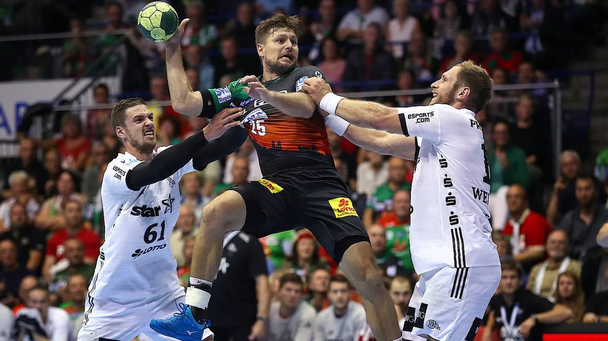 Magdeburgs Marko Bezjak (Mitte) im Duell mit den Kielern Hendrik Pekeler (links) und Steffen Weinhold (rechts)