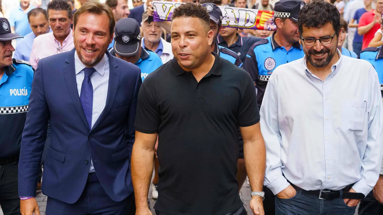 Ronaldo (Mitte) neben dem Bürgermeister von Valladolid (links) bei einer Tour durch die spanische Stadt