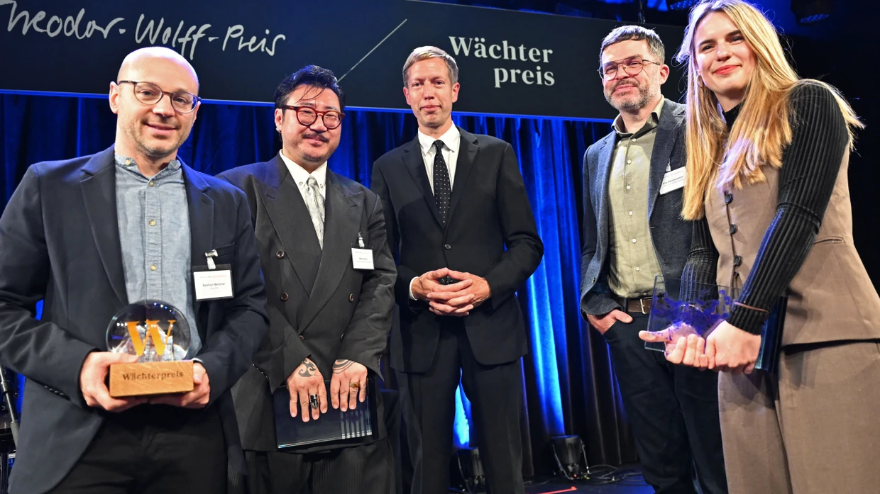 Die Preisträger des Theodor-Wolff-Preises und des Wächterpreises (l-r): Bastian Berbner, Gewinner des Wächterpreises, Marvin Ku, Jakob Schrenk, Erik Westermann und Karolina Benedyk. In Berlin wurden der Theodor-Wolff-Preis vom Bundesverband Digitalpublisher und Zeitungsverleger (BDZV) und der Wächterpreis für investigativen Journalismus im Tipi am Kanzleramt verliehen.