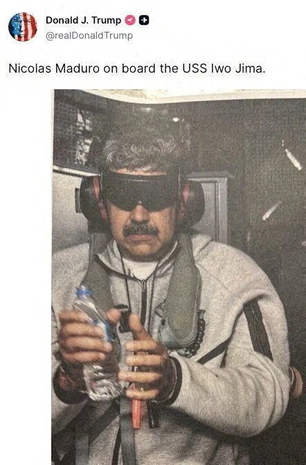 US-Präsident Trump veröffentlichte auf seiner Plattform Truth Social ein Foto von Maduro mit Augenbinde an Bord des Kriegsschiffs USS Iwo Jima.