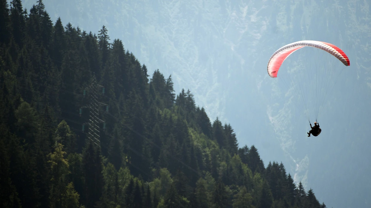 Ein Paraglider fliegt über Zell (Symbolbild).