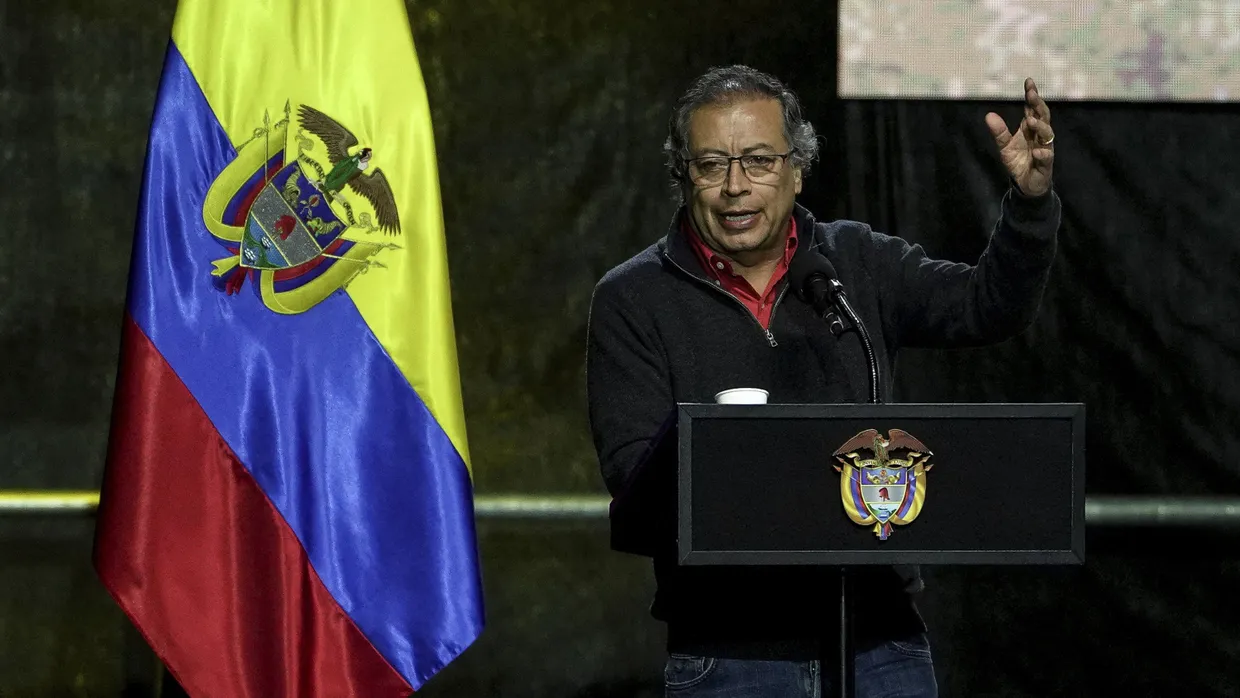 Der kolumbianische Präsident Gustavo Petro spricht nach der Unterzeichnung eines Gesetzes zum Verbot des Stierkampfes.