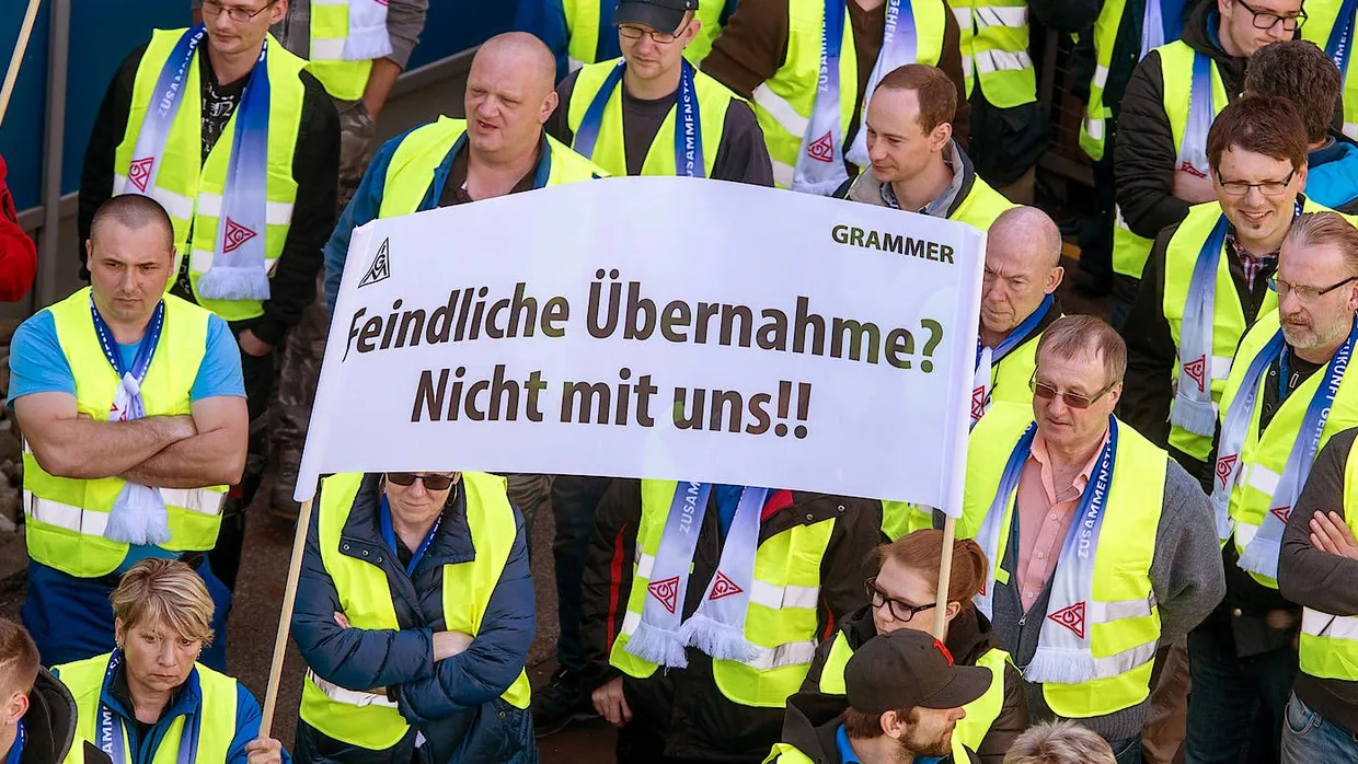 Grammer-Mitarbeiter protestieren auf dem Werksgelände in Kümmersbruck nahe Amberg.