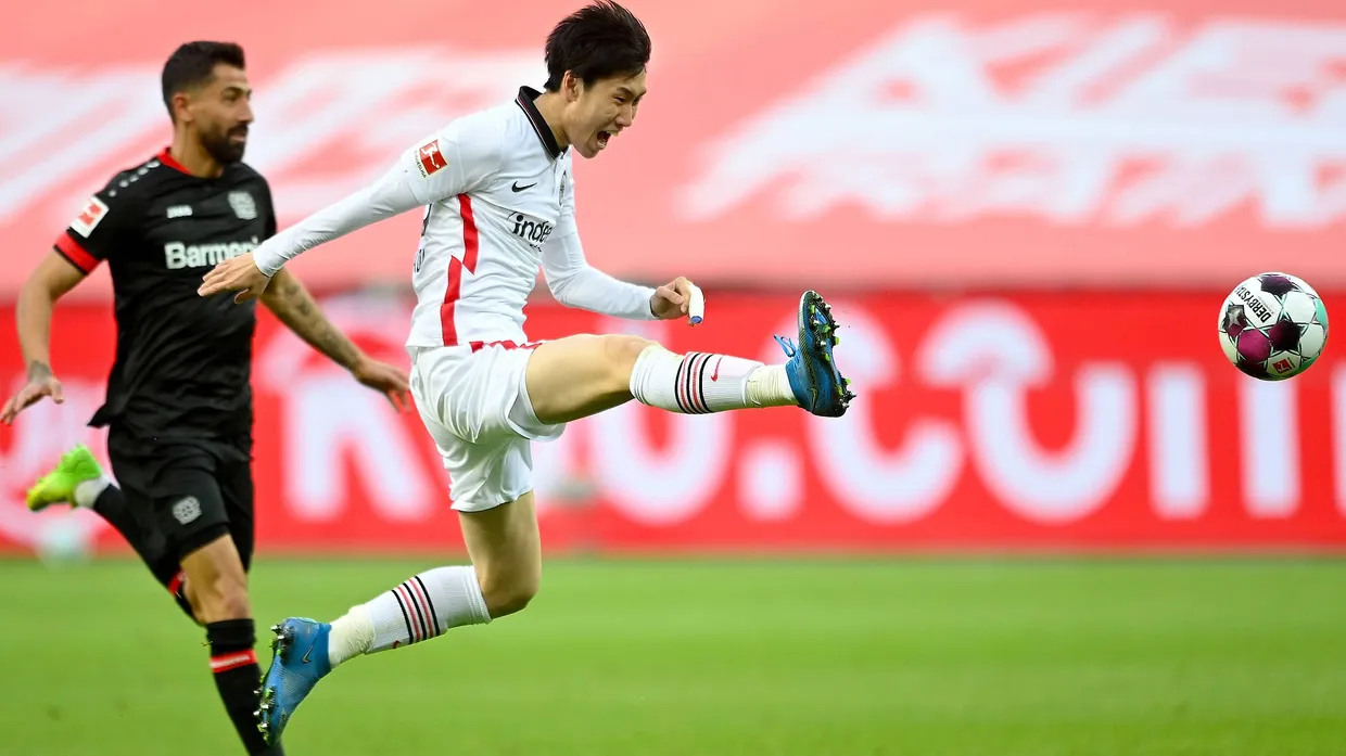Immer einen Schritt zu spät: Die Eintracht findet gegen Leverkusen kein Mittel.