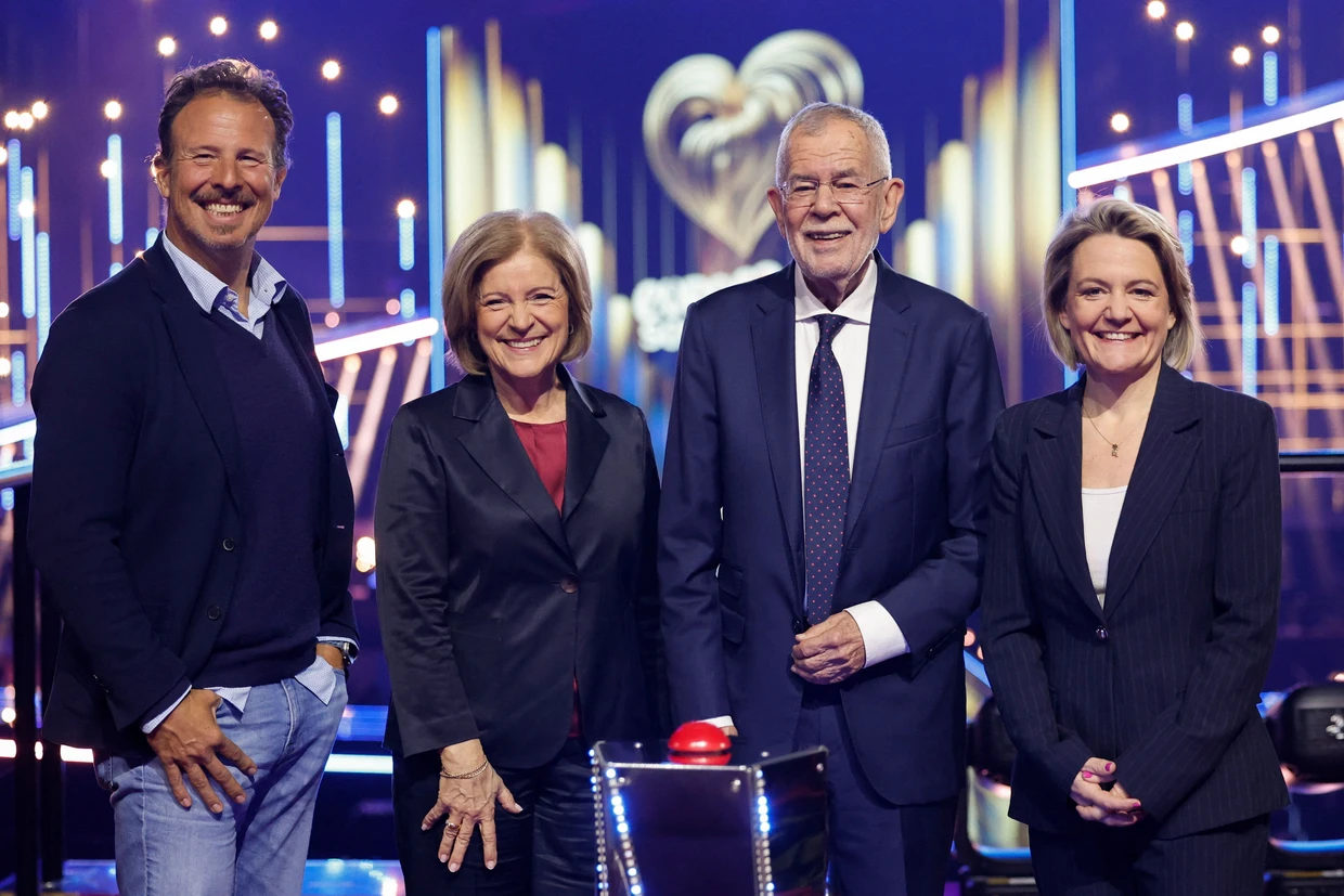Posieren bei der Eröffnung der Bühne für den vom ORF ausgerichteten Eurovision Song Contest: Produzent Michael Kroen, Generaldirektorin Ingrid Thurnher, Bundespräsident Alexander Van der Bellen und ORF-Programmdirektorin Stefanie Groiss-Horowitz.