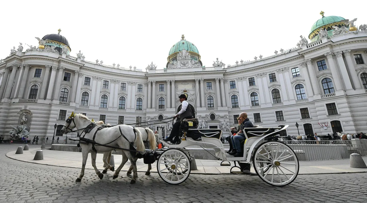 Eines der teuersten und vor allem für die Pferde unangenehmsten touristischen Vergnügen in der Stadt: Eine Fiakerfahrt