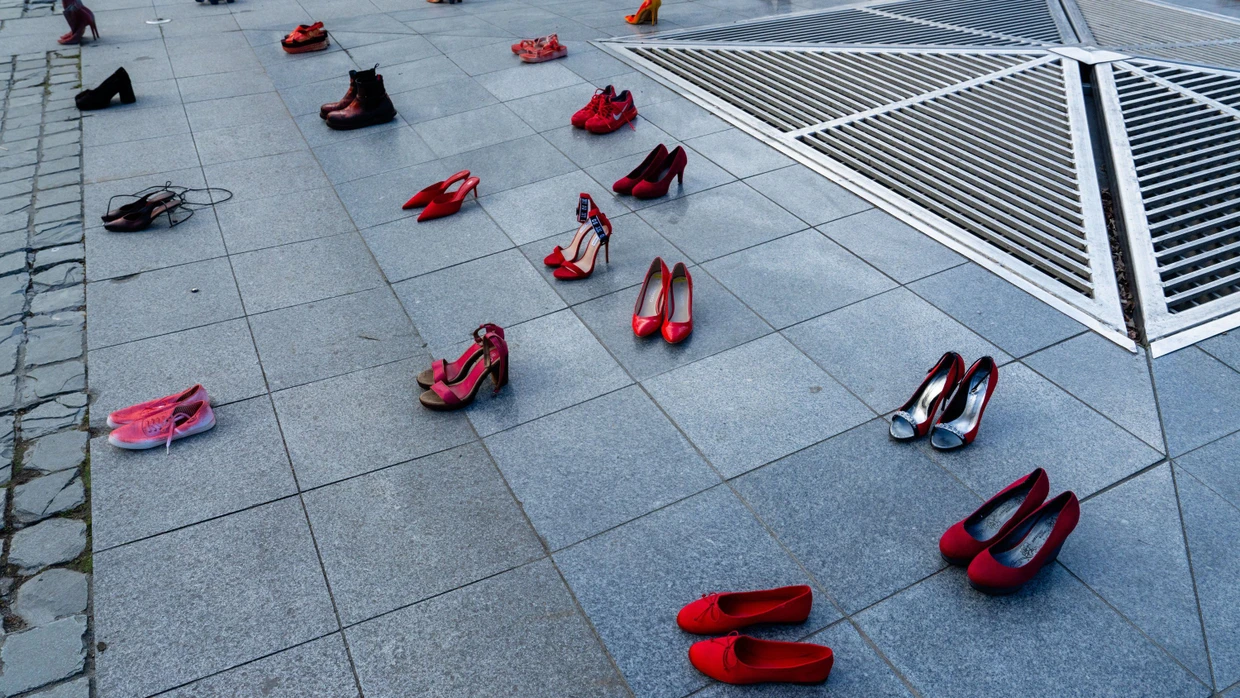 Orange Day heißt der Aktionstag, an dem Menschen wie hier in Brüssel an Frauen erinnern, die von ihren Partnern getötet wurden.
