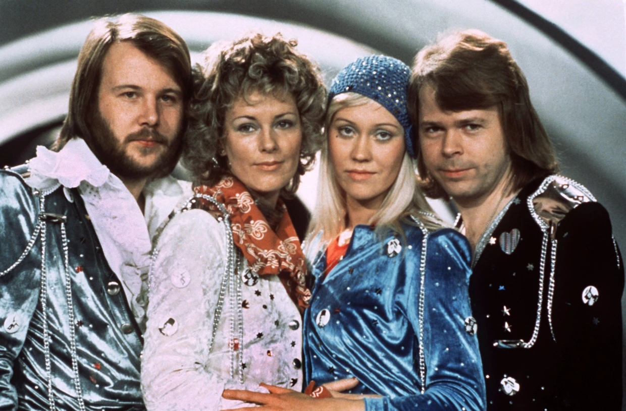 Großbritannien, Brighton: Die Mitglieder der schwedischen Popgruppe ABBA (l-r) Benny Andersson, Anni-Frid Lyngstad, Agnetha Fältskog und Björn Ulvaeus posieren nach ihrem Sieg beim europäischen Schlagerwettbewerb Grand Prix d'Eurovision 1974.