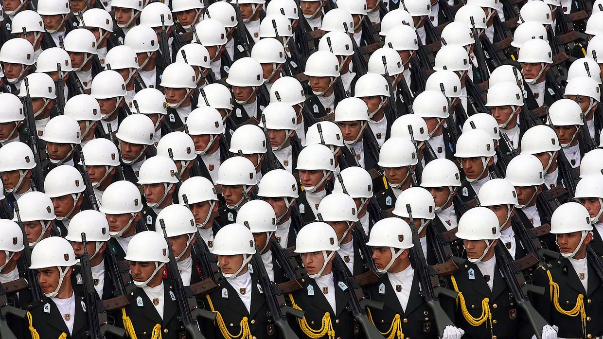 Angehörige der türkischen Marine marschieren während einer Parade durch Ankara (Archivbild).