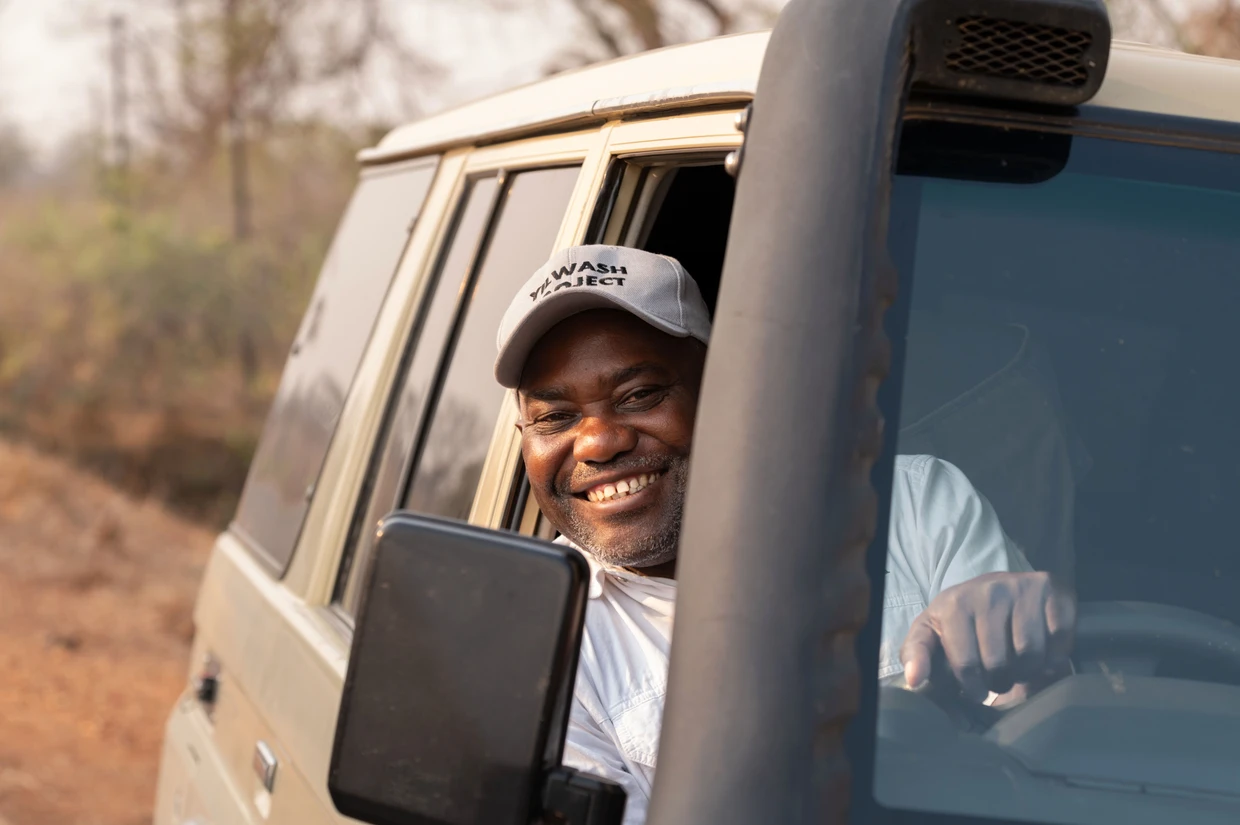 Immer unterwegs: ADRA-Landesdirektor Kennedy Habasimbi im Bezirk Chirundu im Süden Sambias