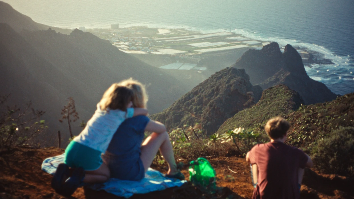 Drei hinterbliebene Menschen steigen hoch auf einen Berg, um ihre Trauer hinter sich zu lassen: Ella, Melli und Lux halten Ausschau nach Jessie in „Everytime“.