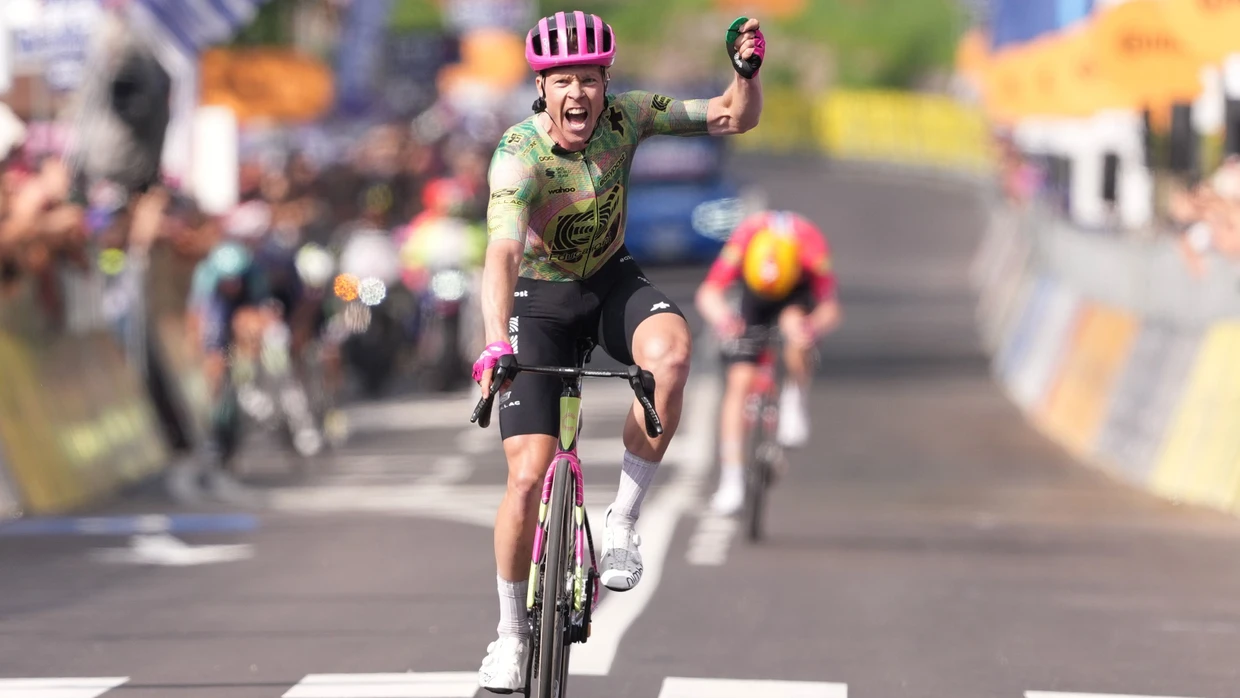 Der Däne Michael Valgren jubelt bei der Zieleinfahrt über seinen Sieg bei der 17. Etappe des Giro d'Italia.