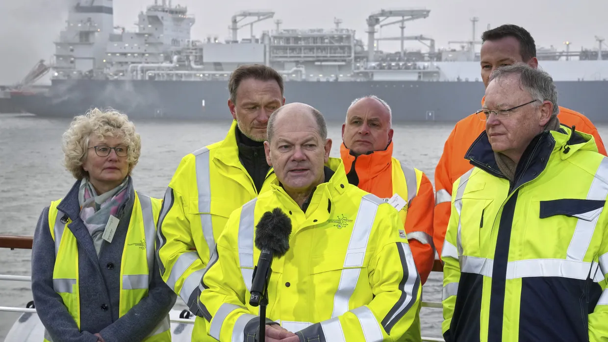 Bundeskanzler Olaf Scholz am Samstag in Wilhelmshafen vor dem LNG-Terminal „Höegh Esperanza“