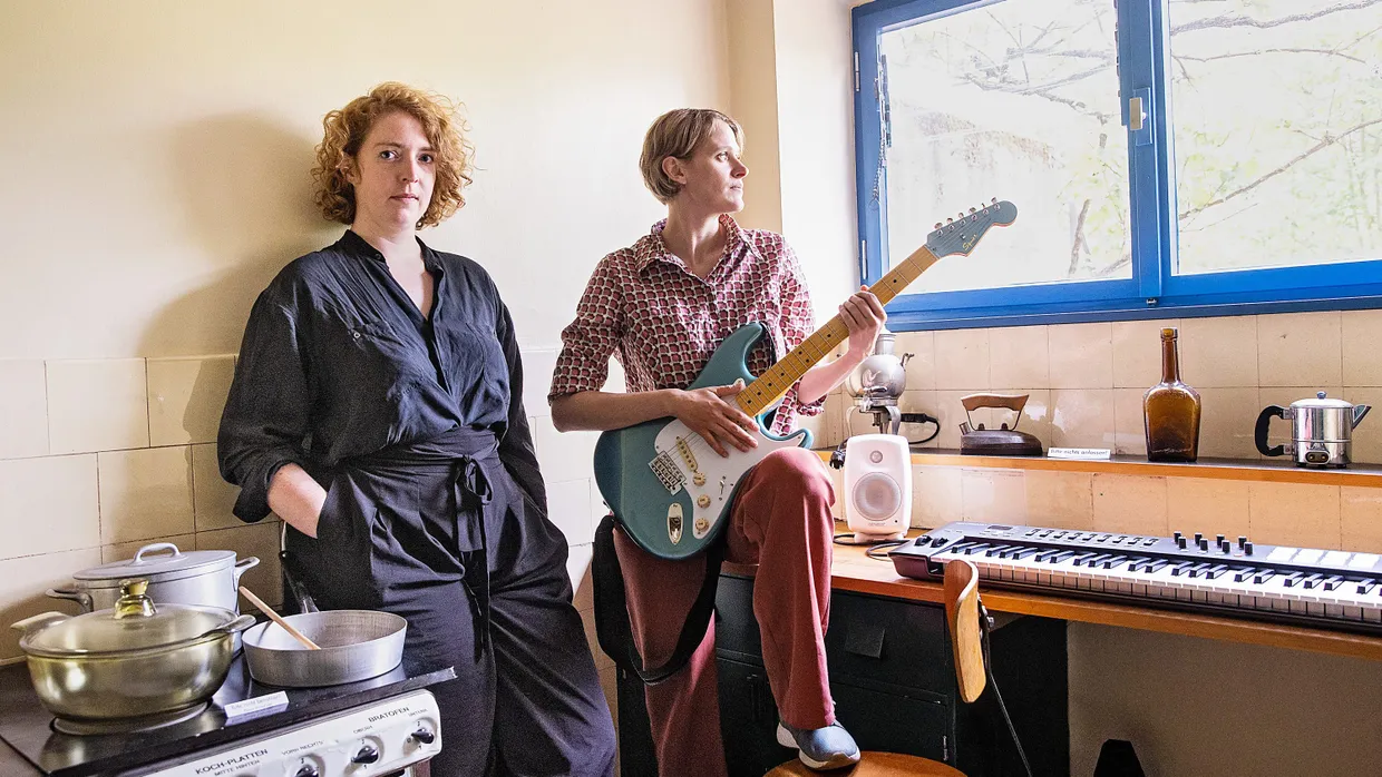 Hellhörig: Dramaturgin Maria Huber (links) und die Komponistin Julia Mihály in der Küche des Mayhauses