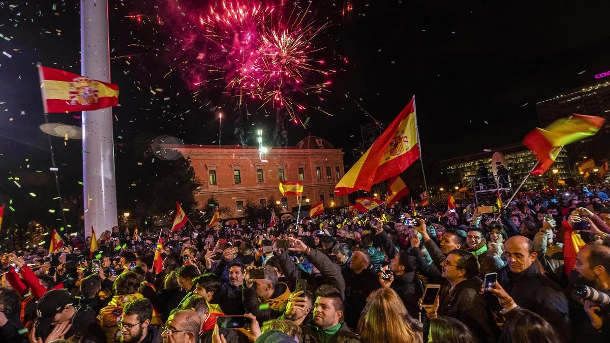 Anhänger von Vox auf der Abschlusskundgebung der Partei in Madrid