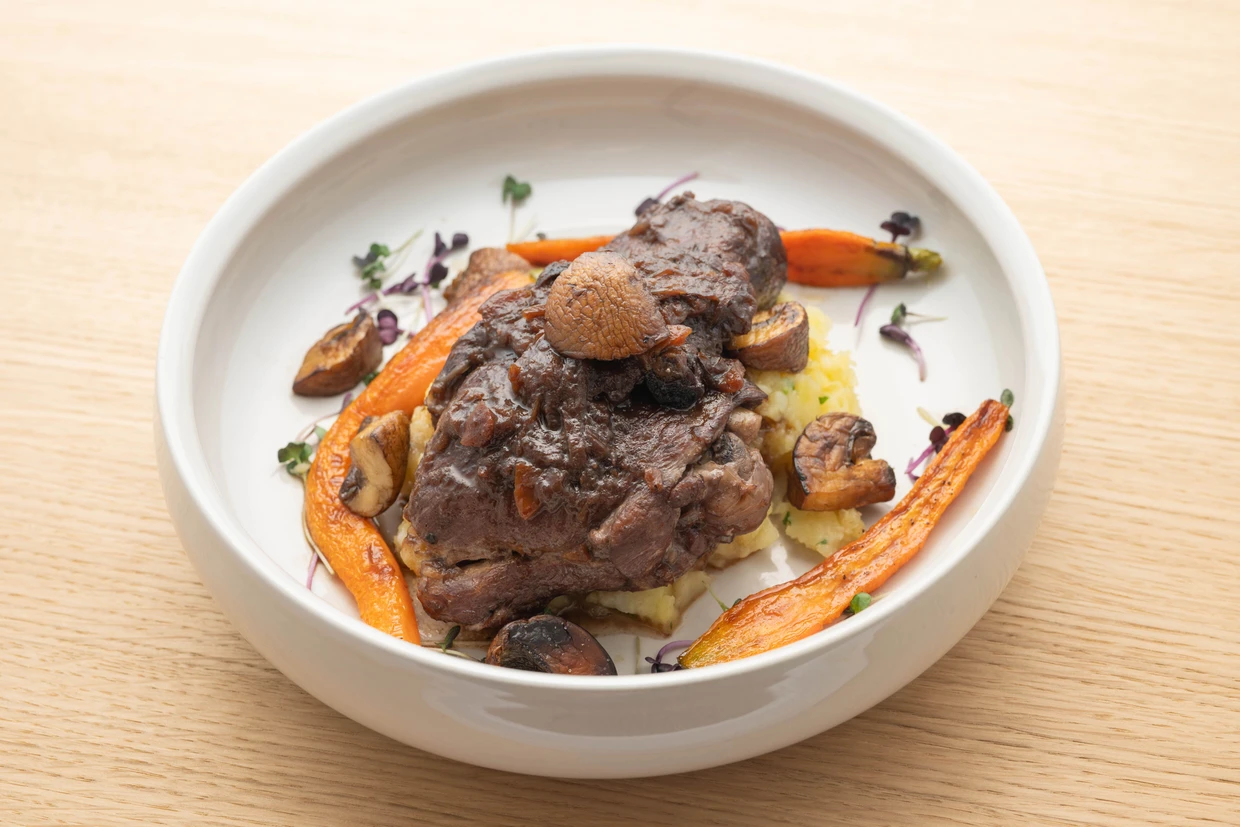 Coq au vin nach Art des Klosters: Huhn, geschmort in Spätburgunder.