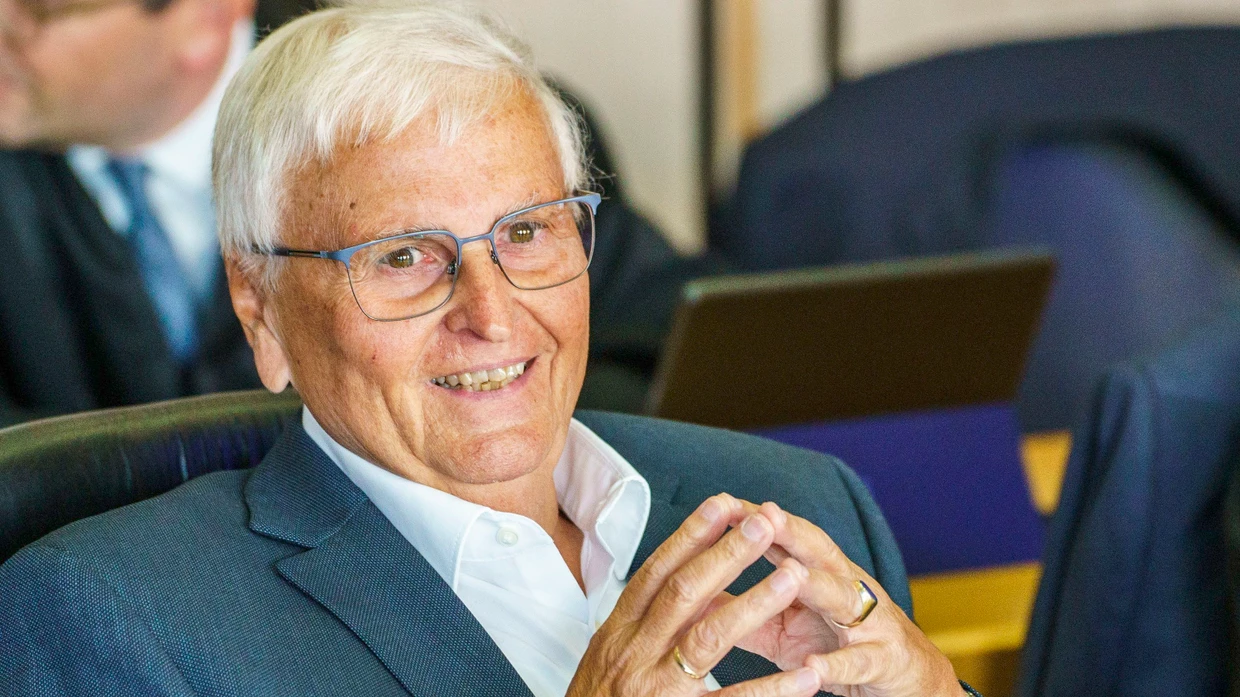 Der frühere DFB-Präsident Theo Zwanziger im August 2024 vor einem Verhandlungstag im sogenannten Sommermärchen-Prozess
