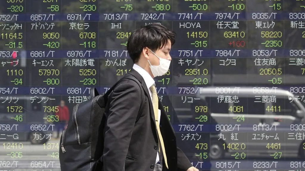 Tokio, Japan: Ein Mann geht an einer elektronischen Börsentafel einer Wertpapierfirma vorbei.