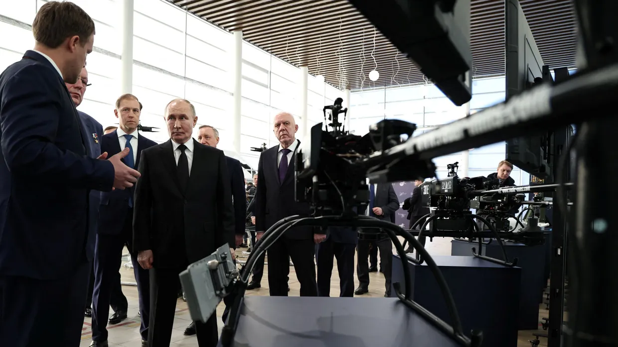 Russlands Präsident Wladimir Putin besucht den Rüstungsbetrieb Radar MMS.